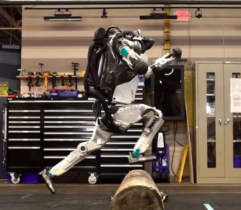 石英晶體振蕩器性能下的跑酷機(jī)器人顛覆人類三觀